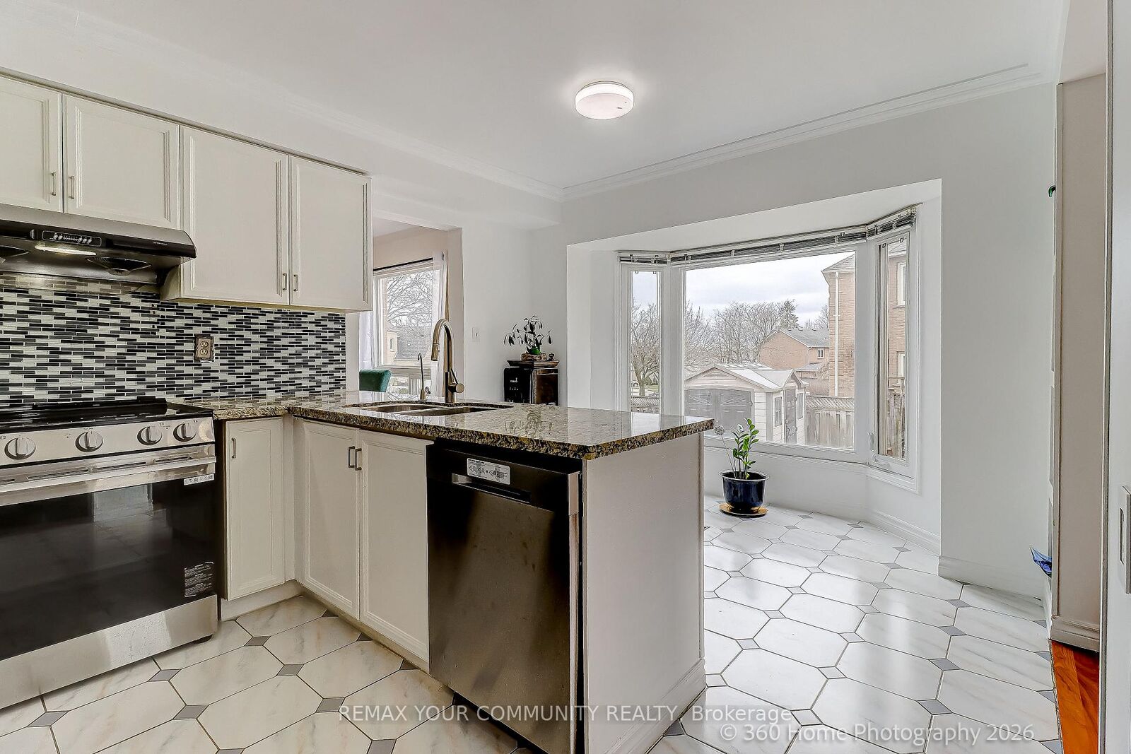 Property Photo:  4 Mayflower Street S  ON L1N 8B1 