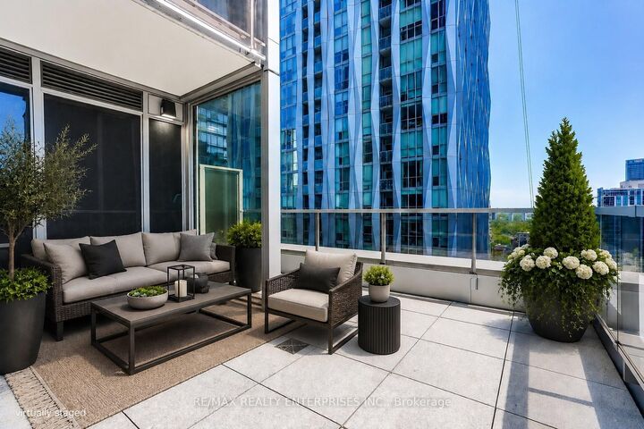 Photo de la propriété: 11 Yorkville Avenue 2409 ON M4W 0B7