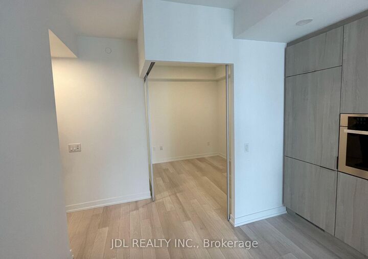 Property Photo:  39 Roehampton Avenue  ON M4P 0G1 