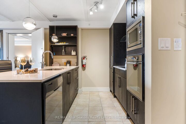 Property Photo:  9 Harbour Street E 6210/6212  ON L9Y 5C5 