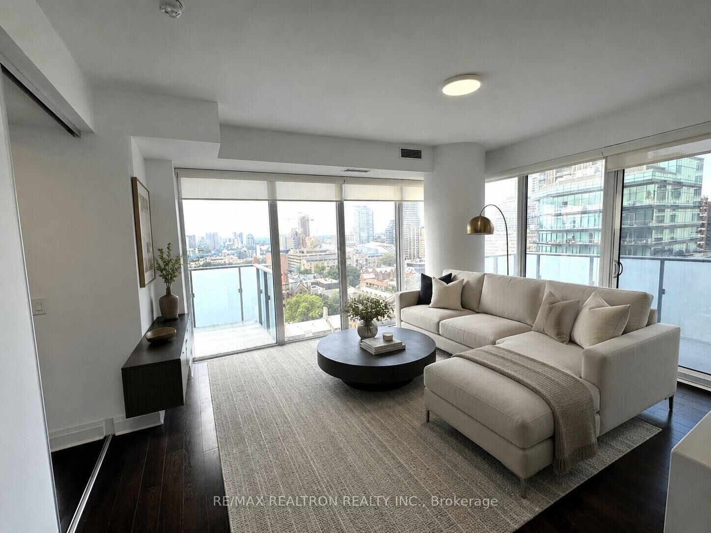 Photo de la propriété:  65 St Mary Street W 1707  ON M5S 0A6 