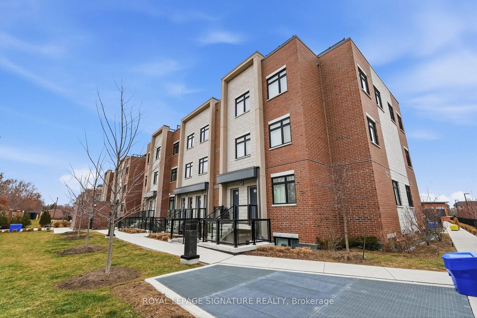 Property Photo:  1062 Douglas McCurdy Common 227  ON L5G 0C6 