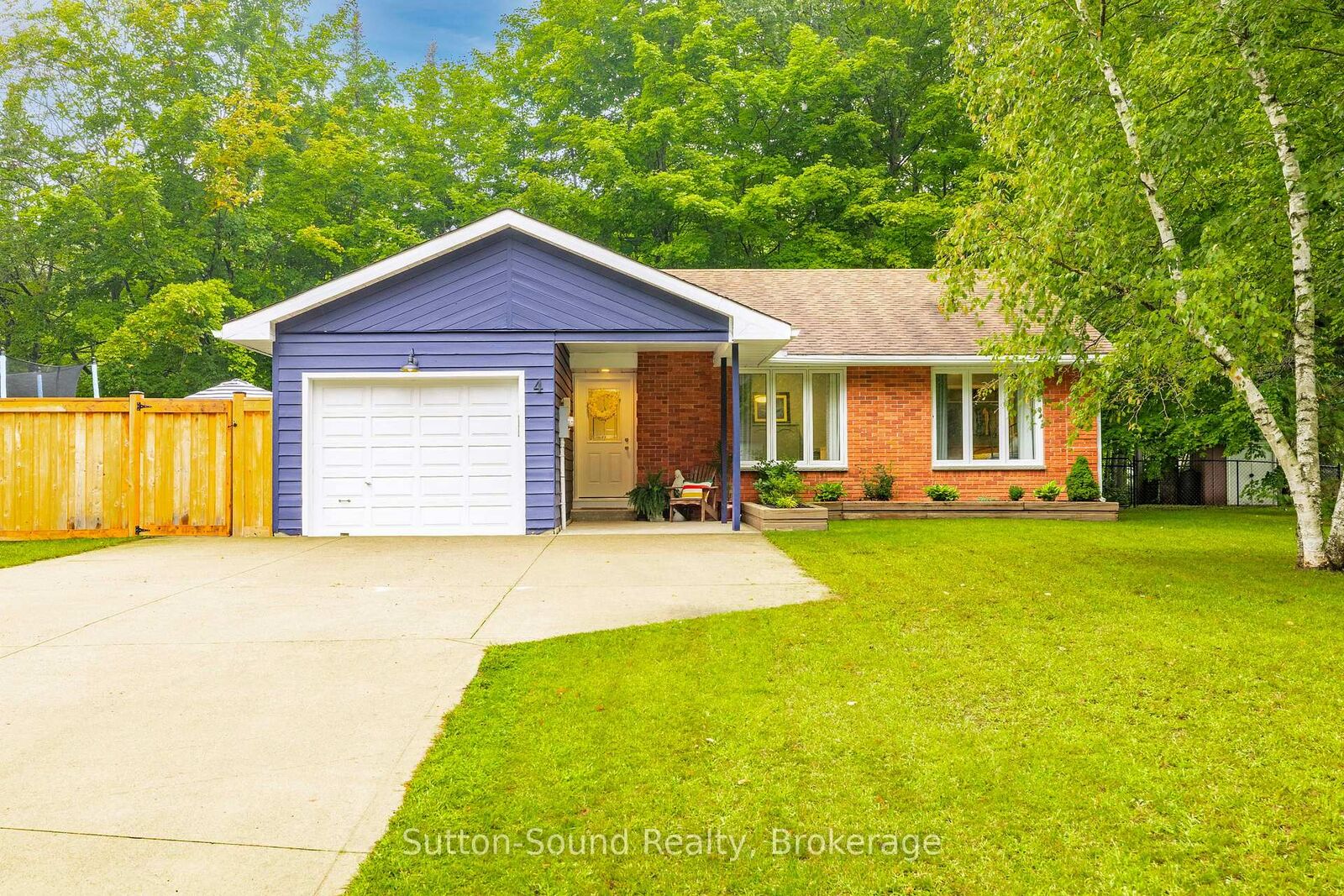 Property Photo:  4 Maplewood Drive  ON N0H 2G0 