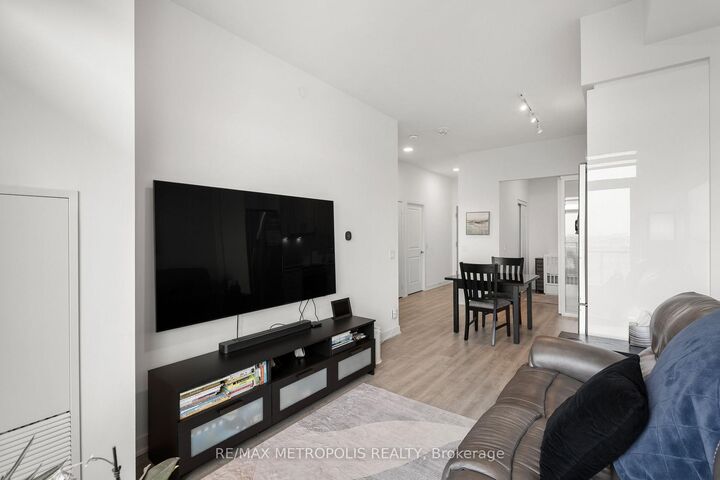 Property Photo:  30 Upper Mall Way 2504  ON L4J 0L7 