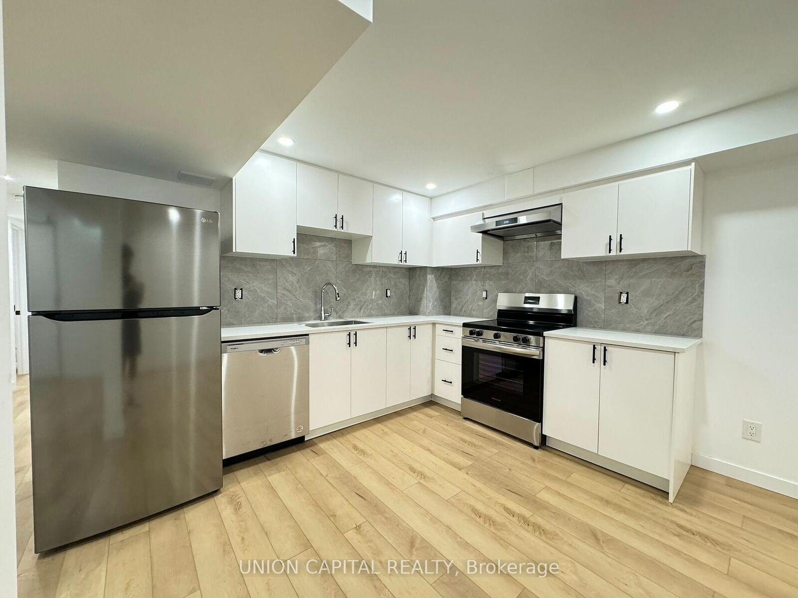 Property Photo:  704 Courtney Valley Road Lower  ON L5V 0C3 