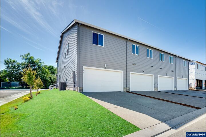 Property Photo: 861 Kirksey St OR 97071
