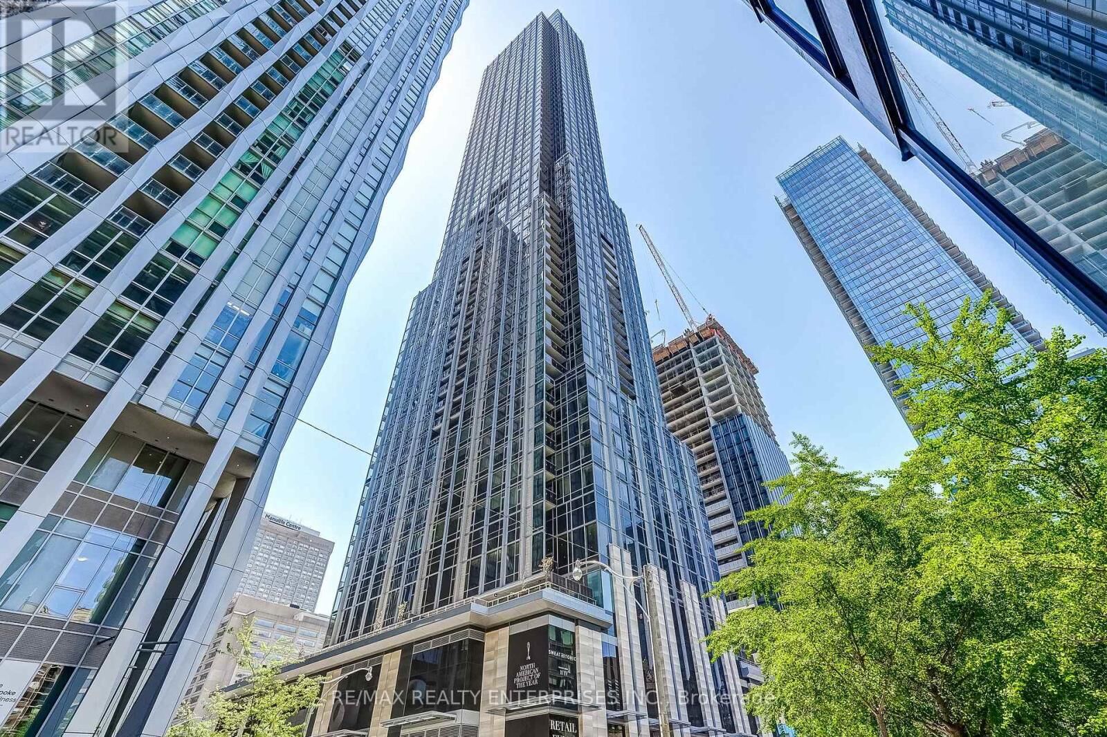 Property Photo:  11 Yorkville Avenue 2409  ON M4W 0B7 