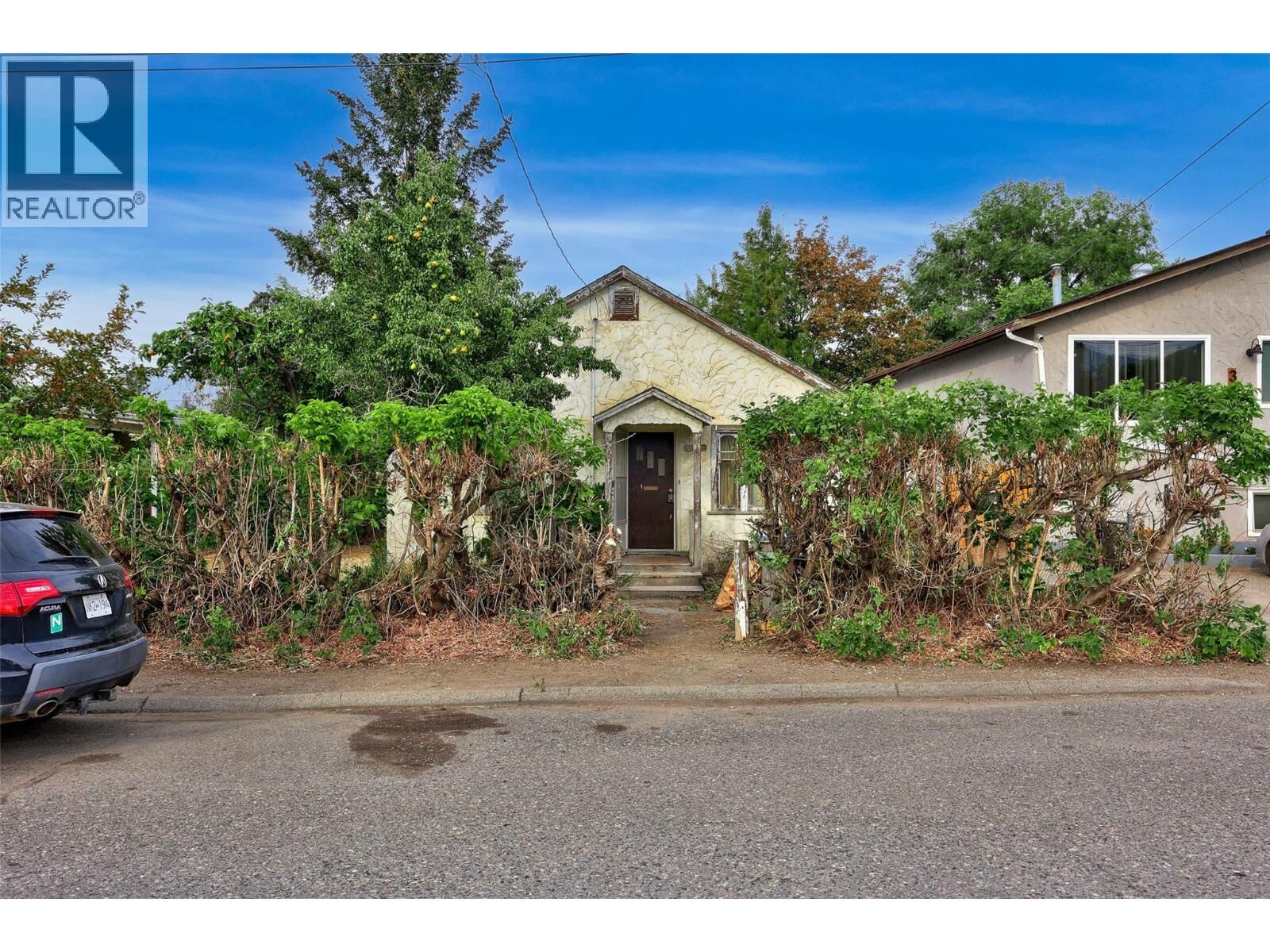 Property Photo:  322 Linden Avenue  BC V2B 2M9 