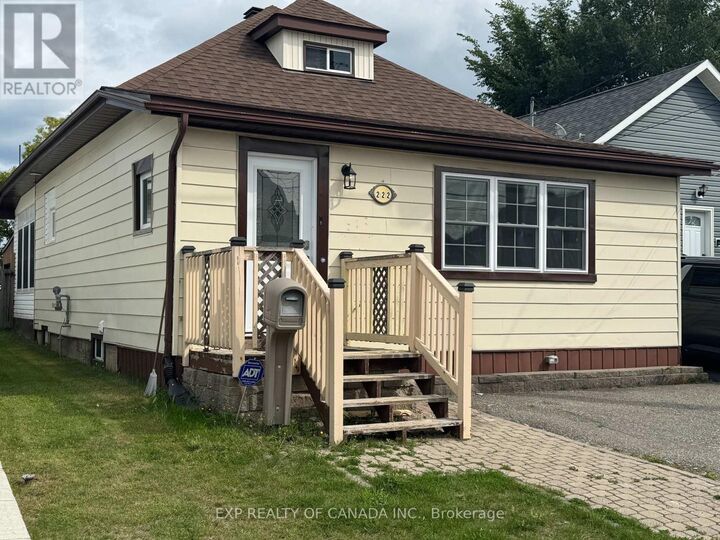Property Photo:  222 Maple Street South  ON P4N 1Z2 