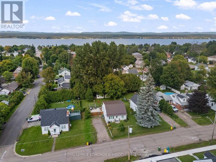 Property Photo:  403 Alfred Street  ON K8A 3B3 