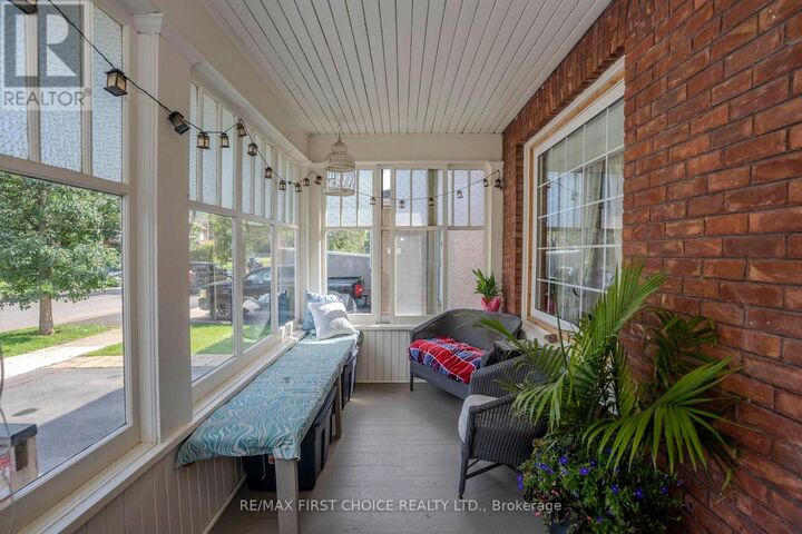 Property Photo:  423 Marks Street South  ON P7E 1M4 