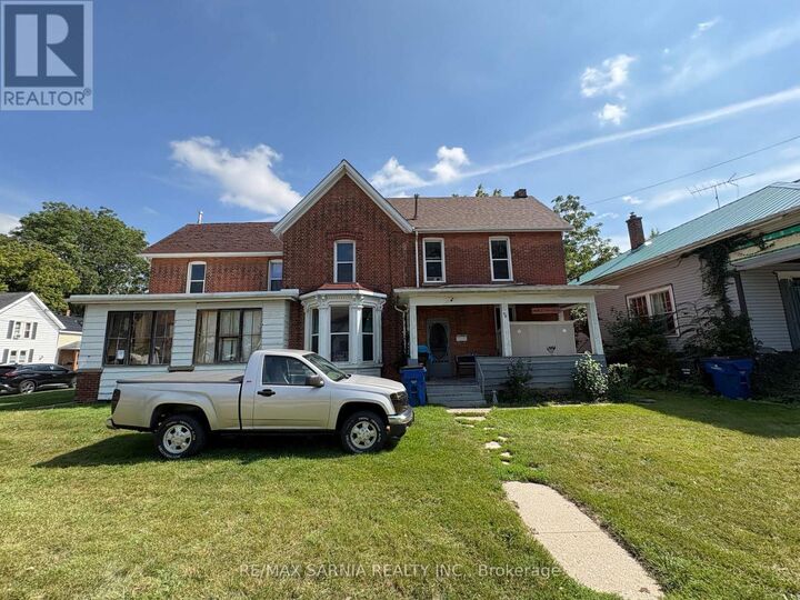 Property Photo:  50 Lorne Avenue 48, 49, 50  ON N7M 1R9 