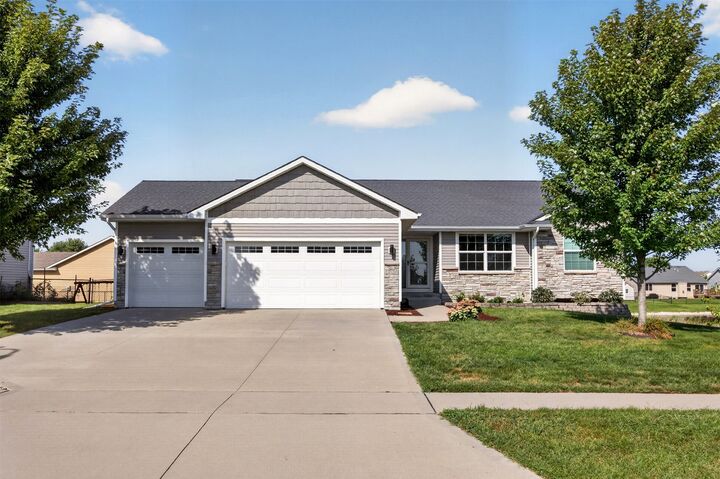 Property Photo:  1720 SE Waters Edge Drive  IA 50263 