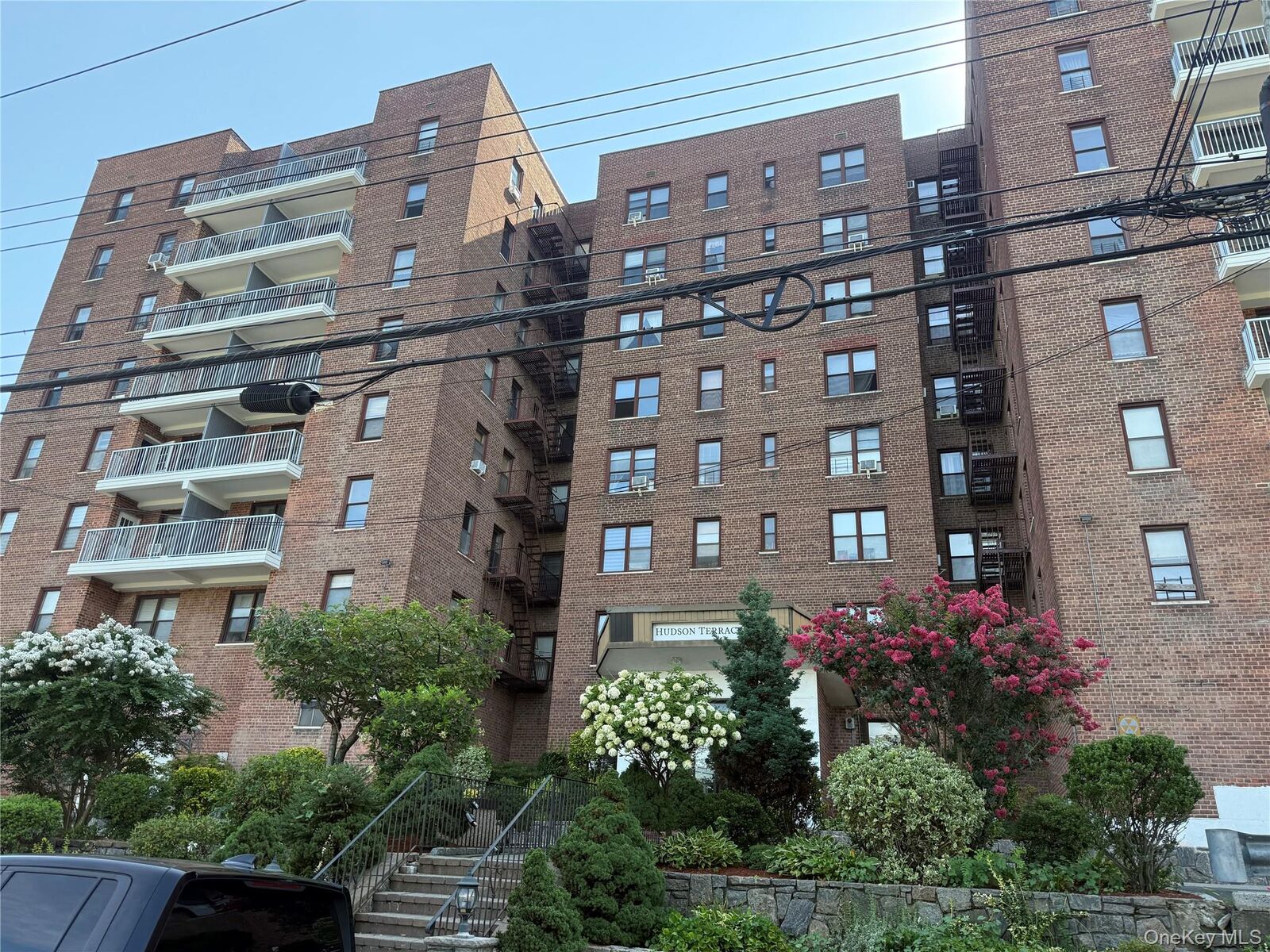 Property Photo:  678 Warburton Avenue 4F  NY 10701 