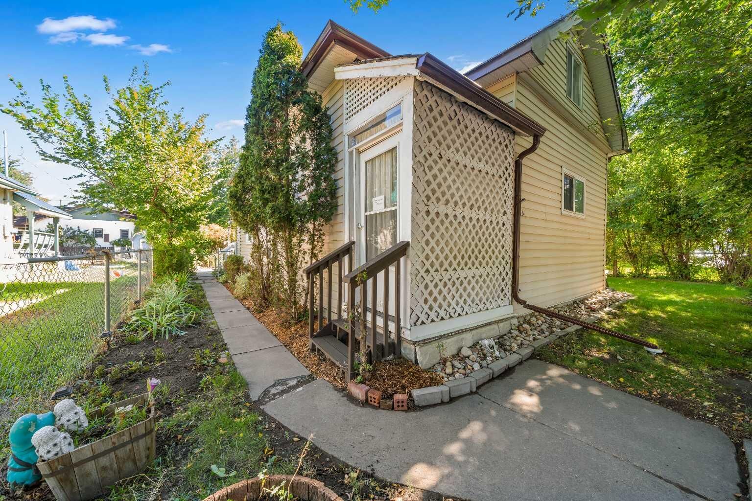 Property Photo:  511B Maple Avenue SE  AB T1B 3A6 