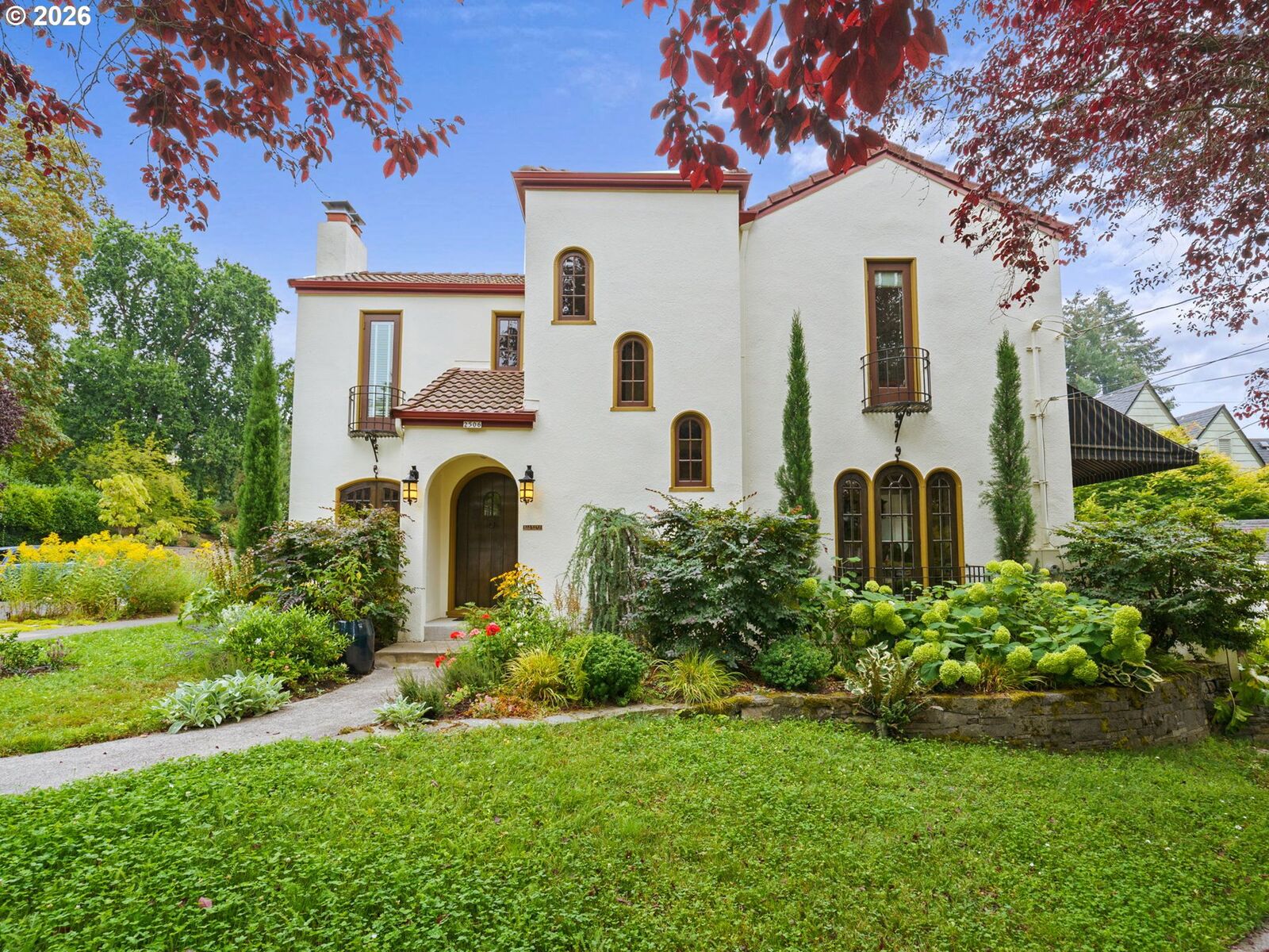 Property Photo:  2506 NE Ridgewood Dr  OR 97212 
