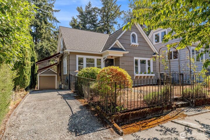Property Photo:  2650  Walnut Avenue SW  WA 98116 
