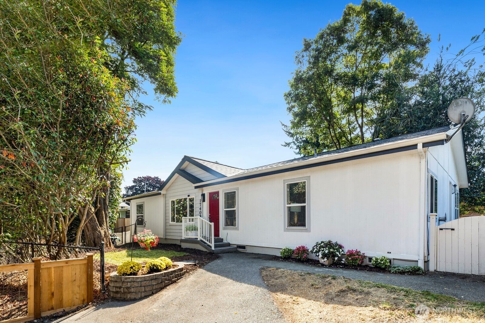Property Photo:  17404  10th Avenue NE 17408  WA 98155 