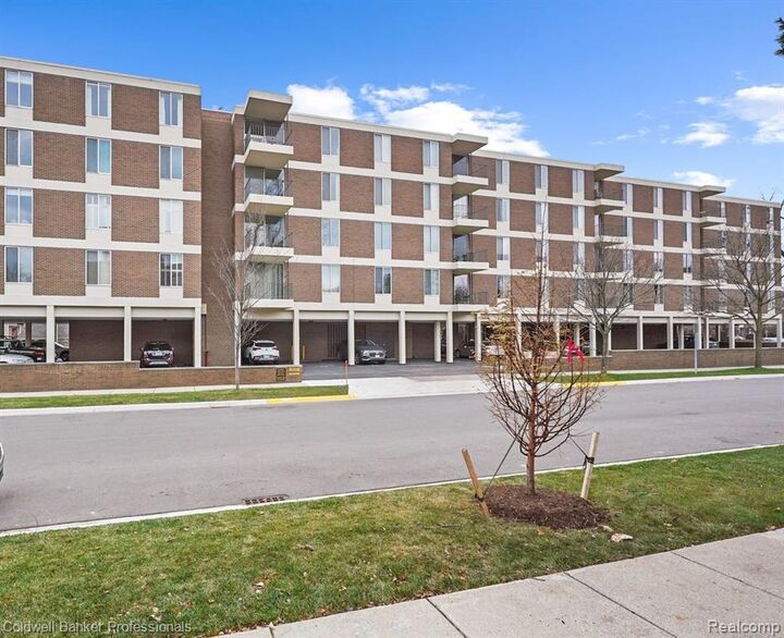 Property Photo:  600 W Brown Street 109  MI 48009 