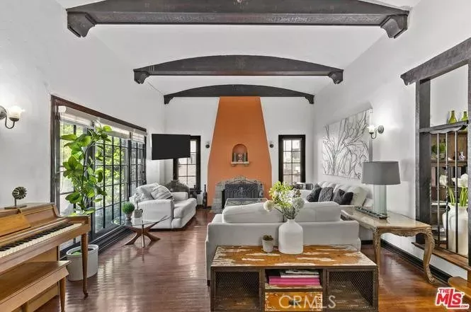 Property Photo: 11146 Huston Street CA 91601