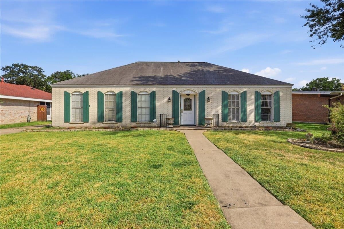 Property Photo: 3211 Lawrence Ave TX 77627