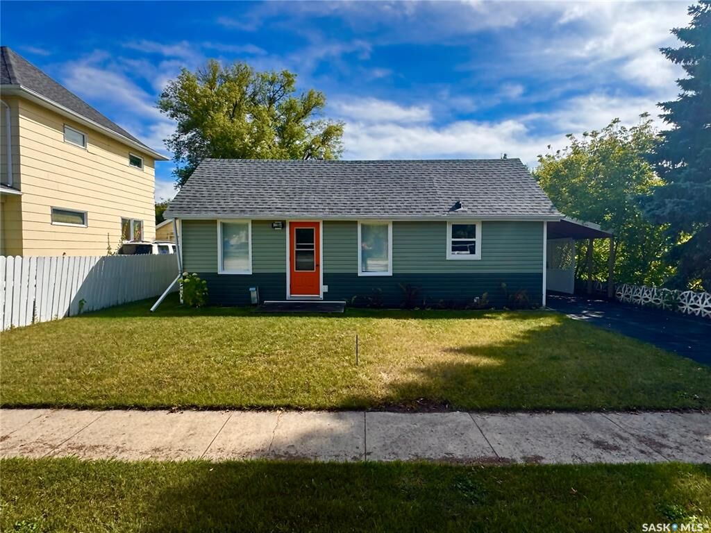 Property Photo:  211 Valley Street  SK S0G 4V0 