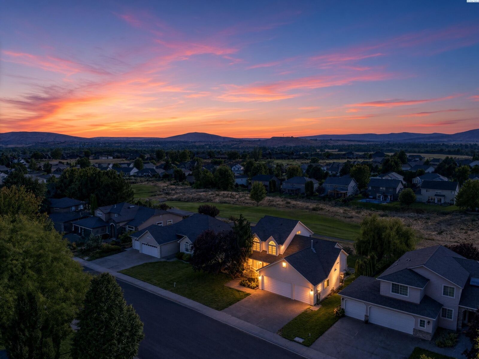 Property Photo: 3021 Sonoran Dr WA 99354