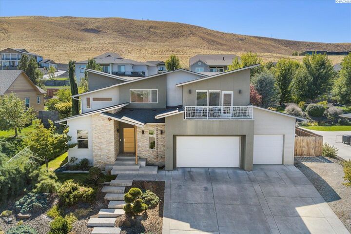Property Photo:  2207 W 50th Ave  WA 99337 