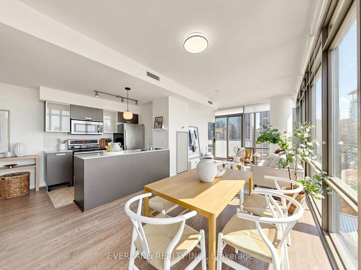 Property Photo:  38 Grenville Street 2303  ON M4Y 1A5 