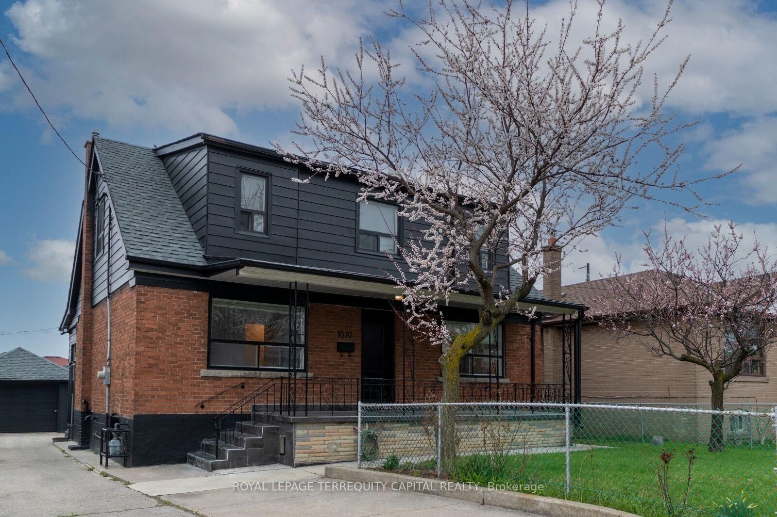 Property Photo:  1010 Caledonia Road Upper  ON M6B 3Z1 