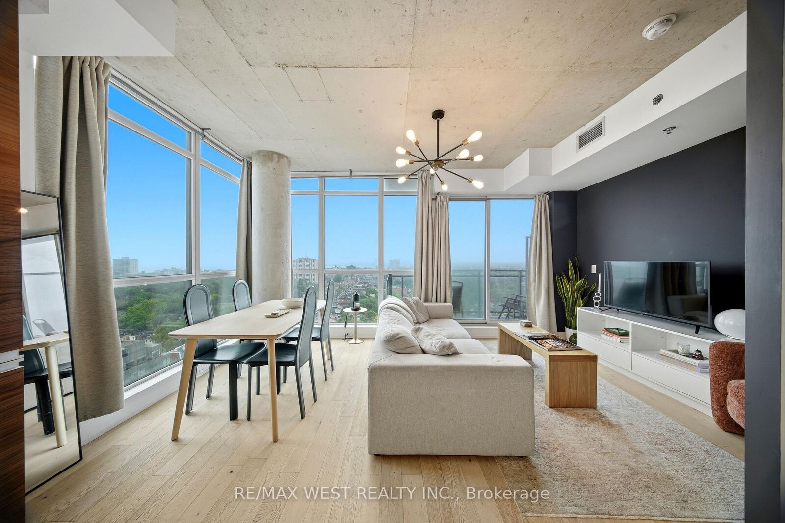 Property Photo:  20 Minowan Miikan Lane 1810  ON M6J 0E5 