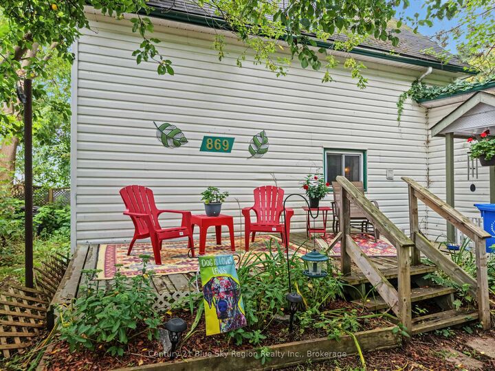Property Photo:  869 Ferguson Street  ON P1B 1Y9 