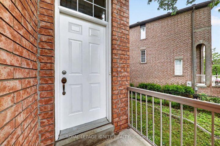 Property Photo: 135 Conn Smythe Drive ON M1J 3P6