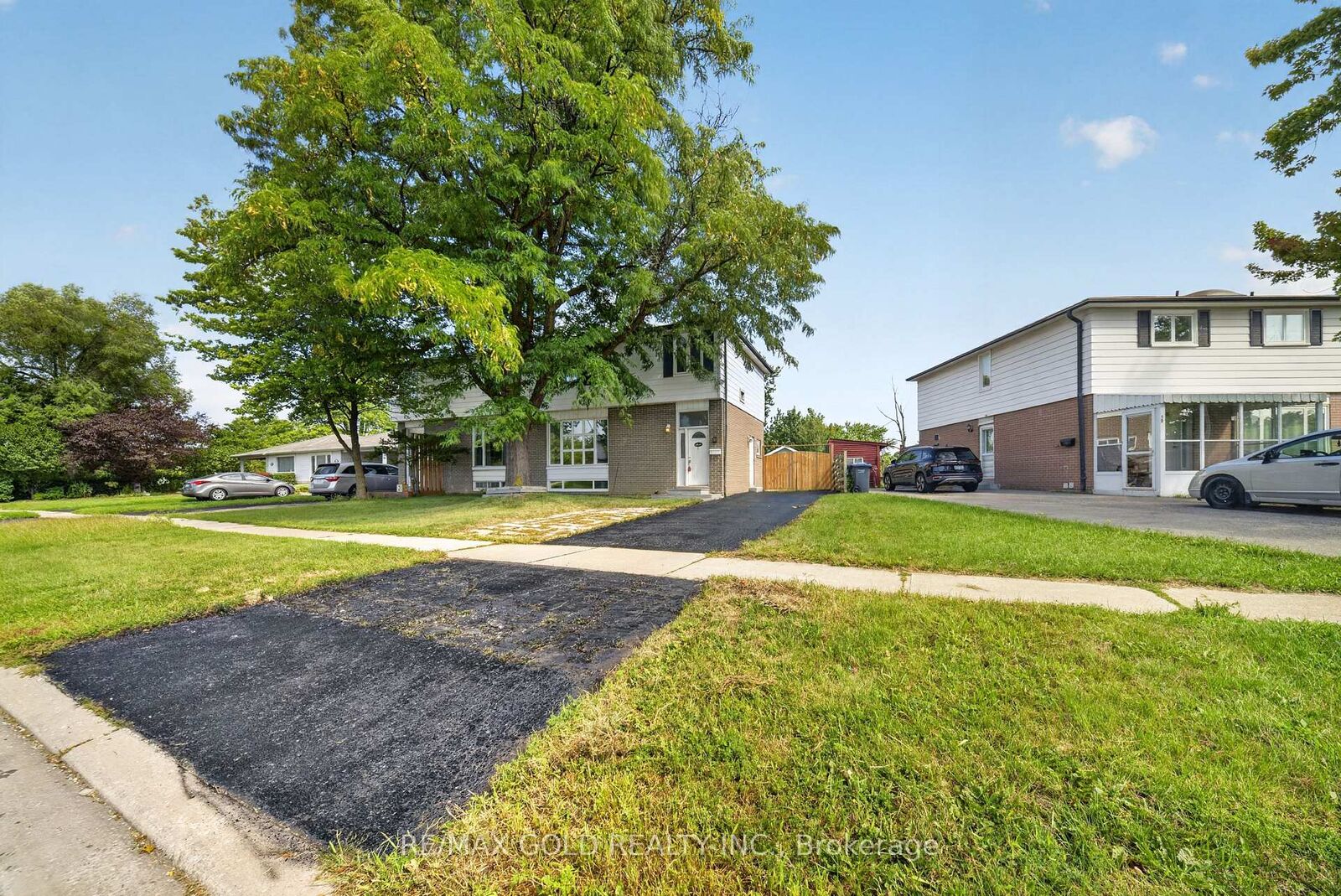 Property Photo:  8 Earnscliffe Gate  ON L6T 3B3 