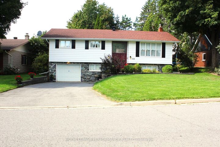 Property Photo:  729 Iroquois Drive  ON K6H 5C6 