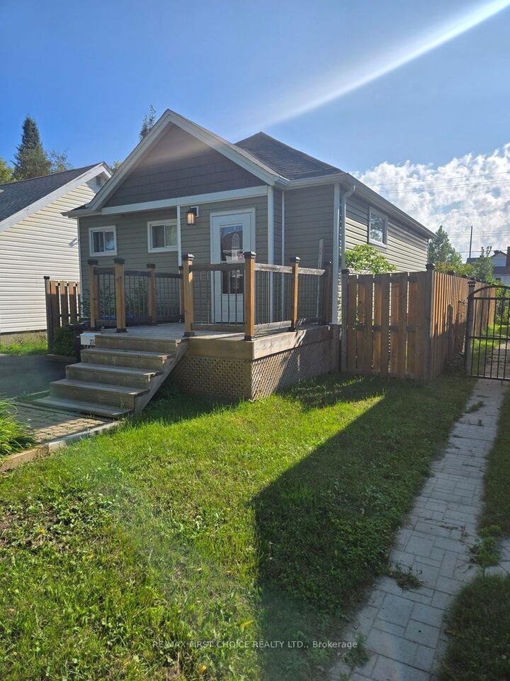 Property Photo:  734 Franklin Street S  ON P7E 1R9 