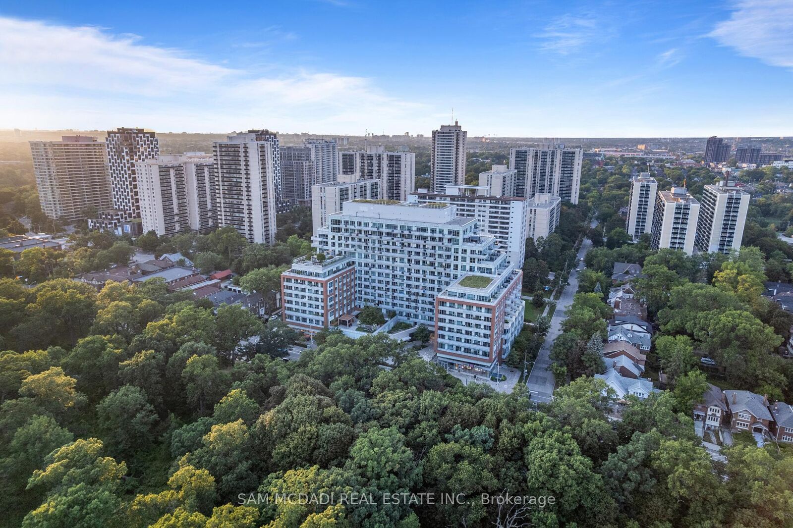 Property Photo:  1830 Bloor Street W 817  ON M6P 0A2 