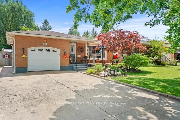 Property Photo:  33 Meadowbrook Crescent  ON L2M 7G8 