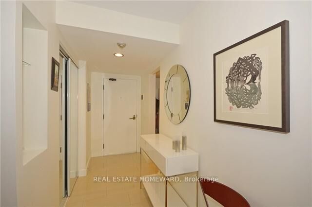 Property Photo:  15 Maitland Place 1912  ON M4Y 2X3 