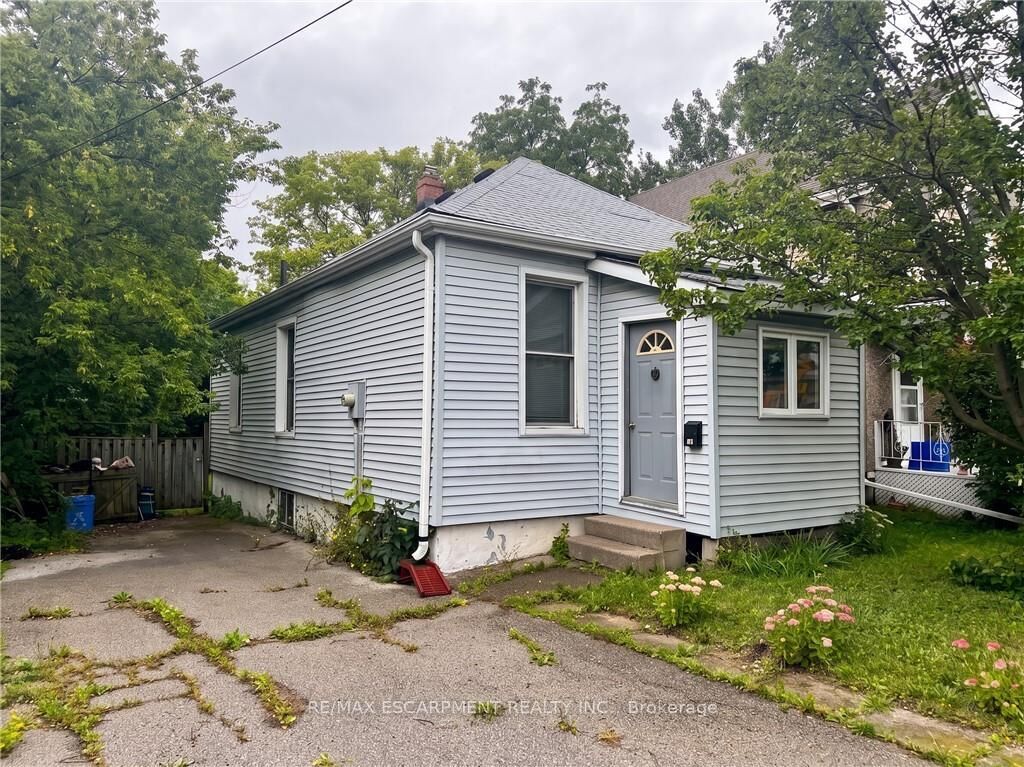 Property Photo:  28 Brantdale Avenue  ON L9C 1B7 
