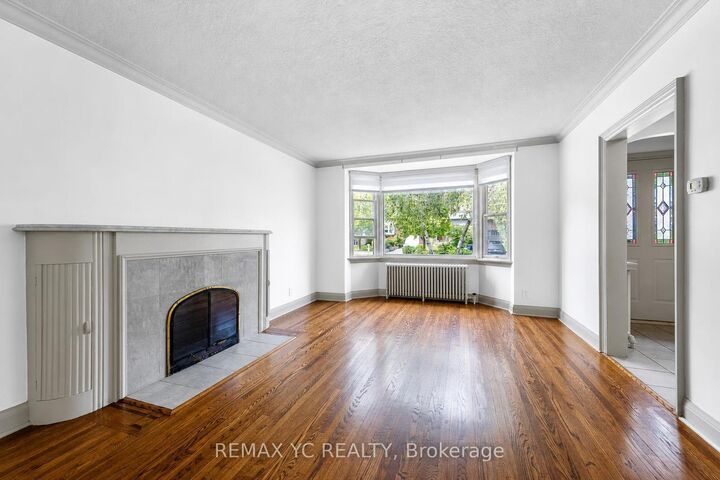Property Photo:  425 Broadway Avenue  ON M4G 2R3 