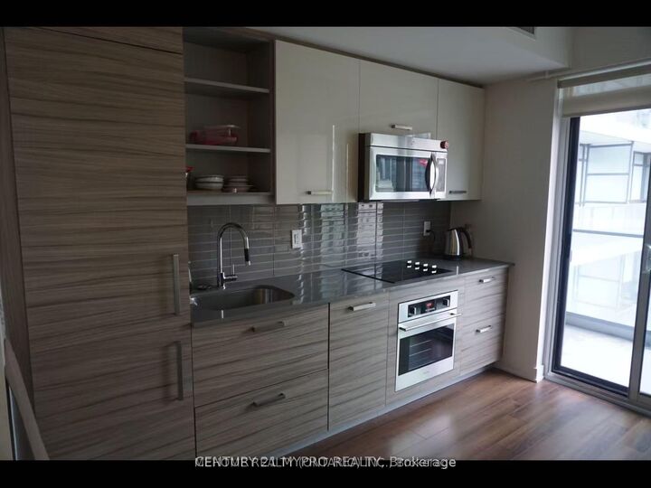 Property Photo:  210 Simcoe Street 1802  ON M5T 0A9 