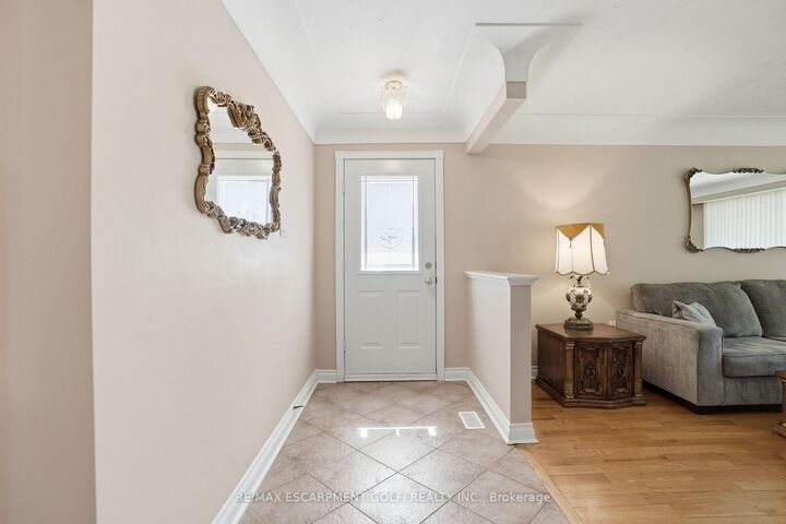 Property Photo:  18 Pleasant Avenue  ON L8G 2L2 