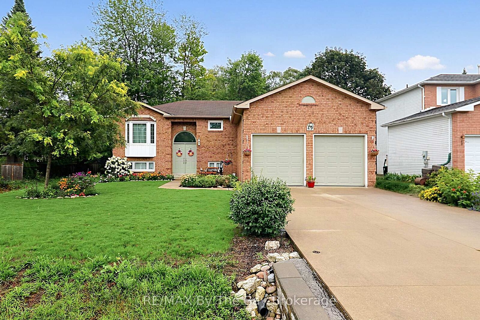 Property Photo:  49 Royal Beech Drive  ON L9Z 1H3 