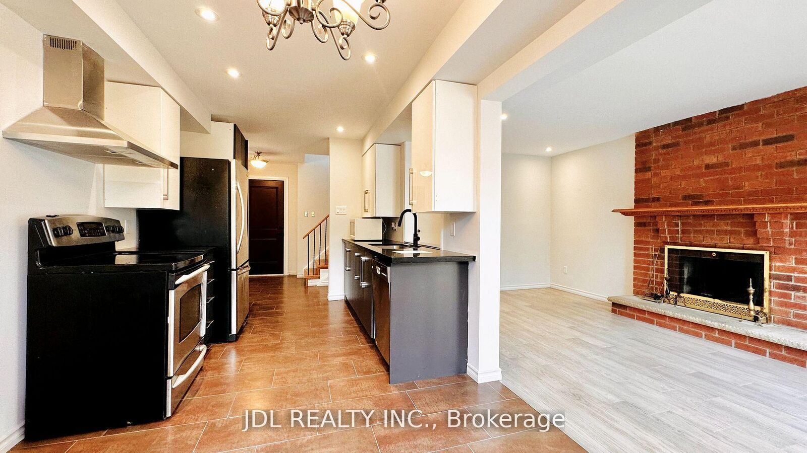 Property Photo:  127 Huntington Park Drive  ON L3T 7C8 