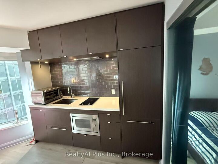 Property Photo:  155 Yorkville Avenue 1911  ON M5R 1C4 