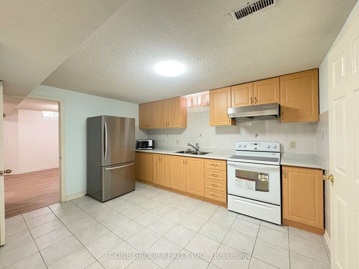 Property Photo:  39 Loweswater Avenue Bsmt W/ Sep Ent  ON L3R 7W8 