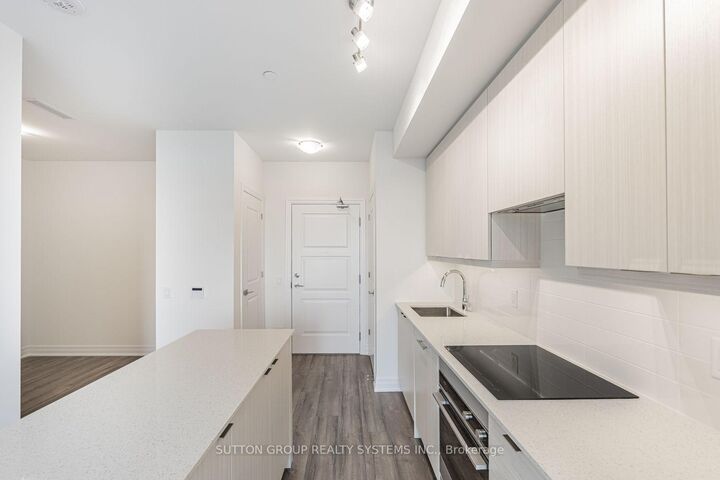 Property Photo:  36 Elm Drive W 2208  ON L5B 0N3 