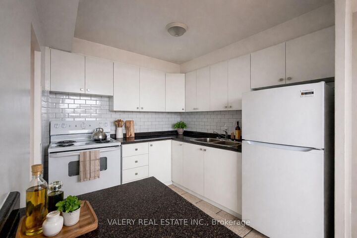 Property Photo:  890 Jane Street 100  ON M6N 4C3 