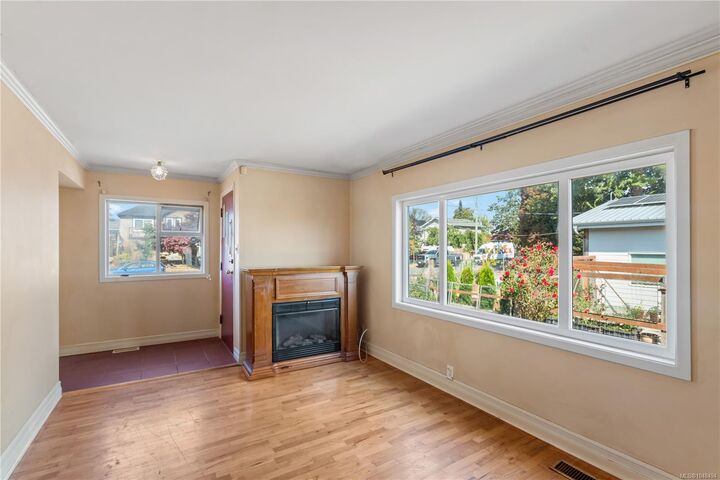 Property Photo:  481 Swinford St  BC V9A 6G2 